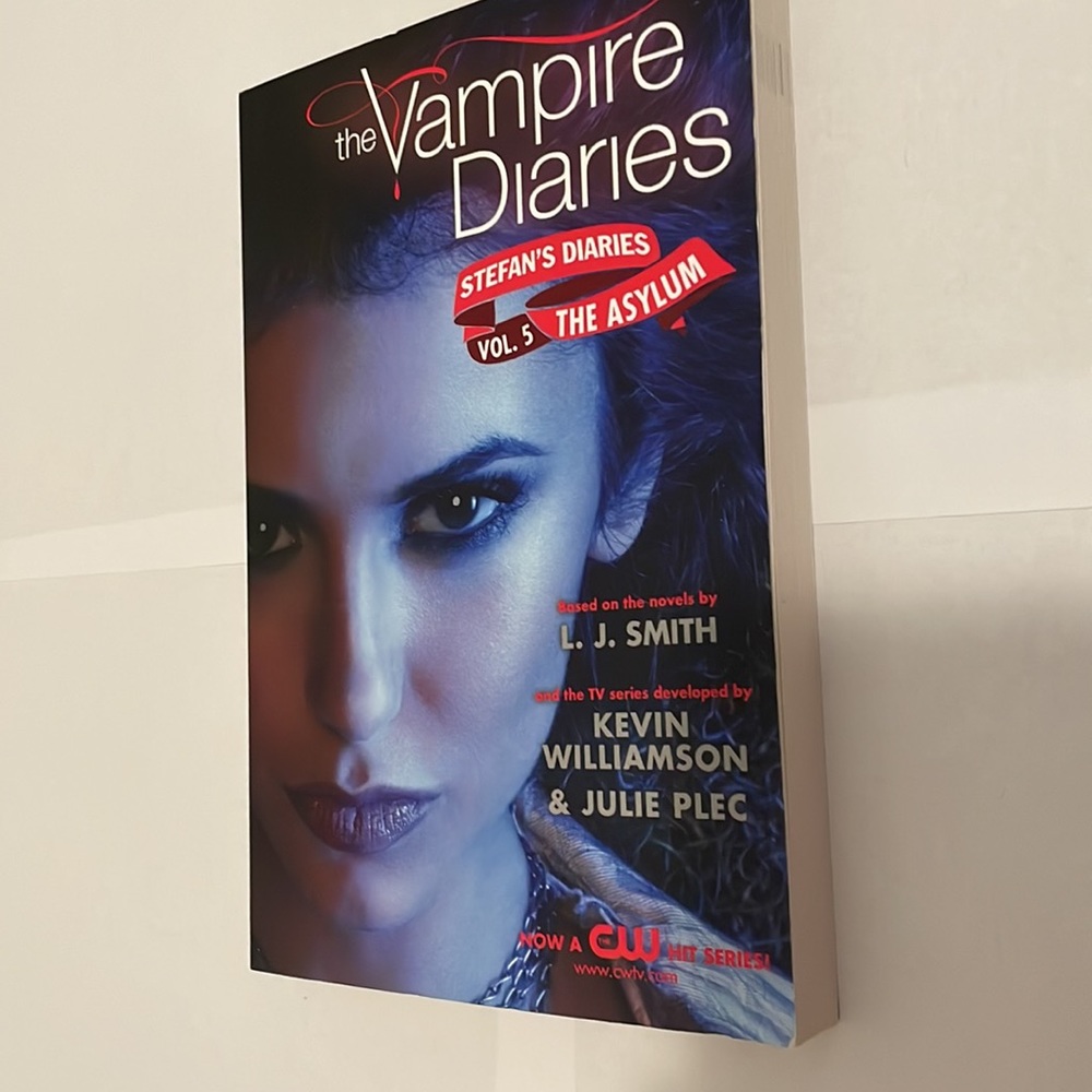 Vampire Diaries Book - Picture 2 of 2